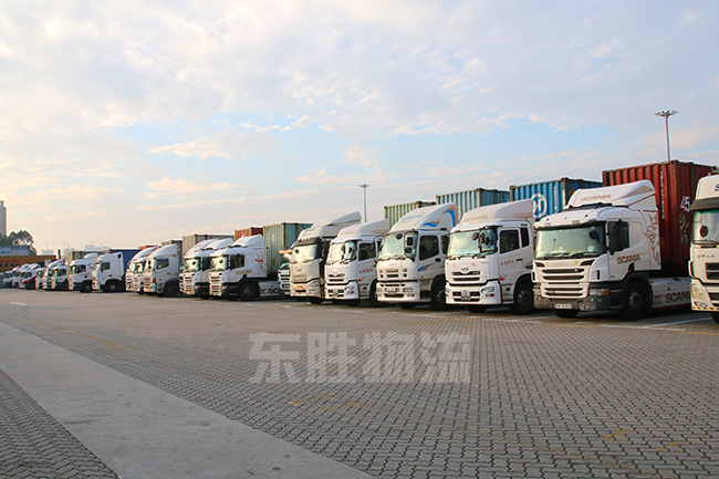 深圳東勝物流的港珠澳大橋運輸車隊；澳門物流-進口報關(guān)公司-香港進口清關(guān)公司-深圳市東勝物流有限公司