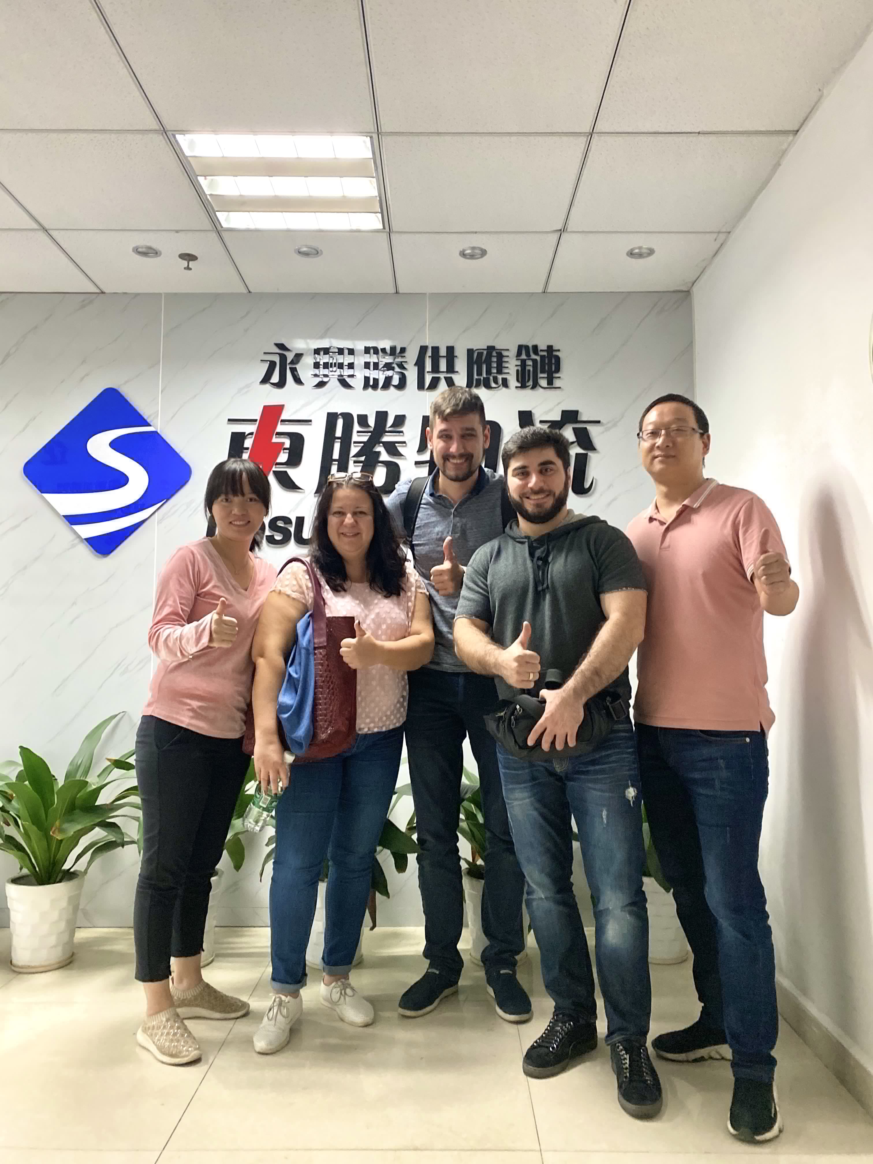 英國香薰進口報關案例,客戶留影紀念; 英國香薰進口報關案例,客戶留影紀念;