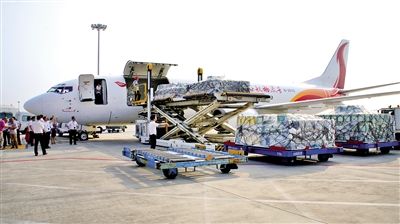 中港運輸專線-香港到福州保稅區返修運輸現場，香港機場提貨圖